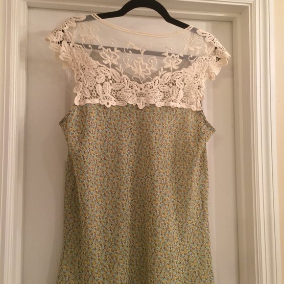 Chiffon Sleeveless Blouse with Lace Back - Picture 5 of 6